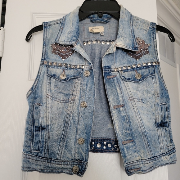 Jean jacket vest. Size 4. - Picture 9 of 10